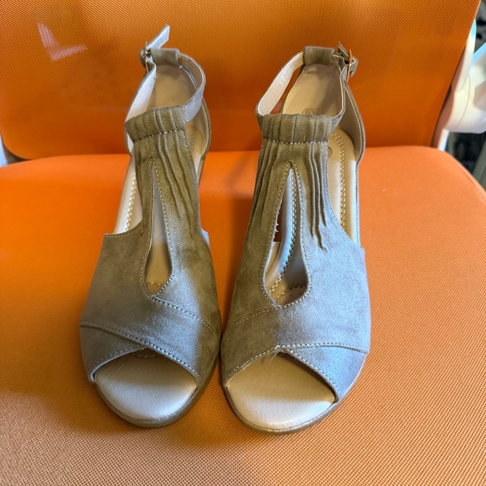 New in Box Journee Collection Kenzie Taupe Wedge Sandals size 8 summer into fall